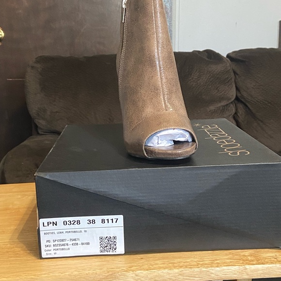 Lovely Heel Booties - Picture 2 of 3